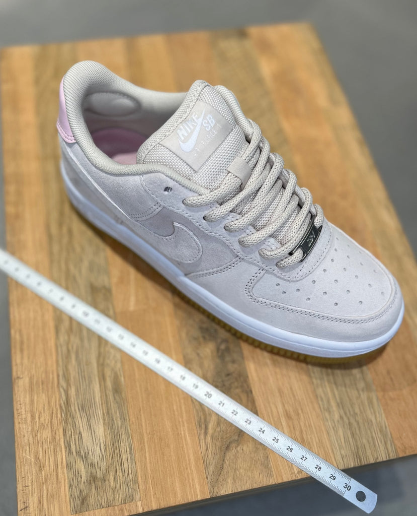 Comment taille la Nike SB Air Force 1 ? Notre guide complet - Streetart.fr